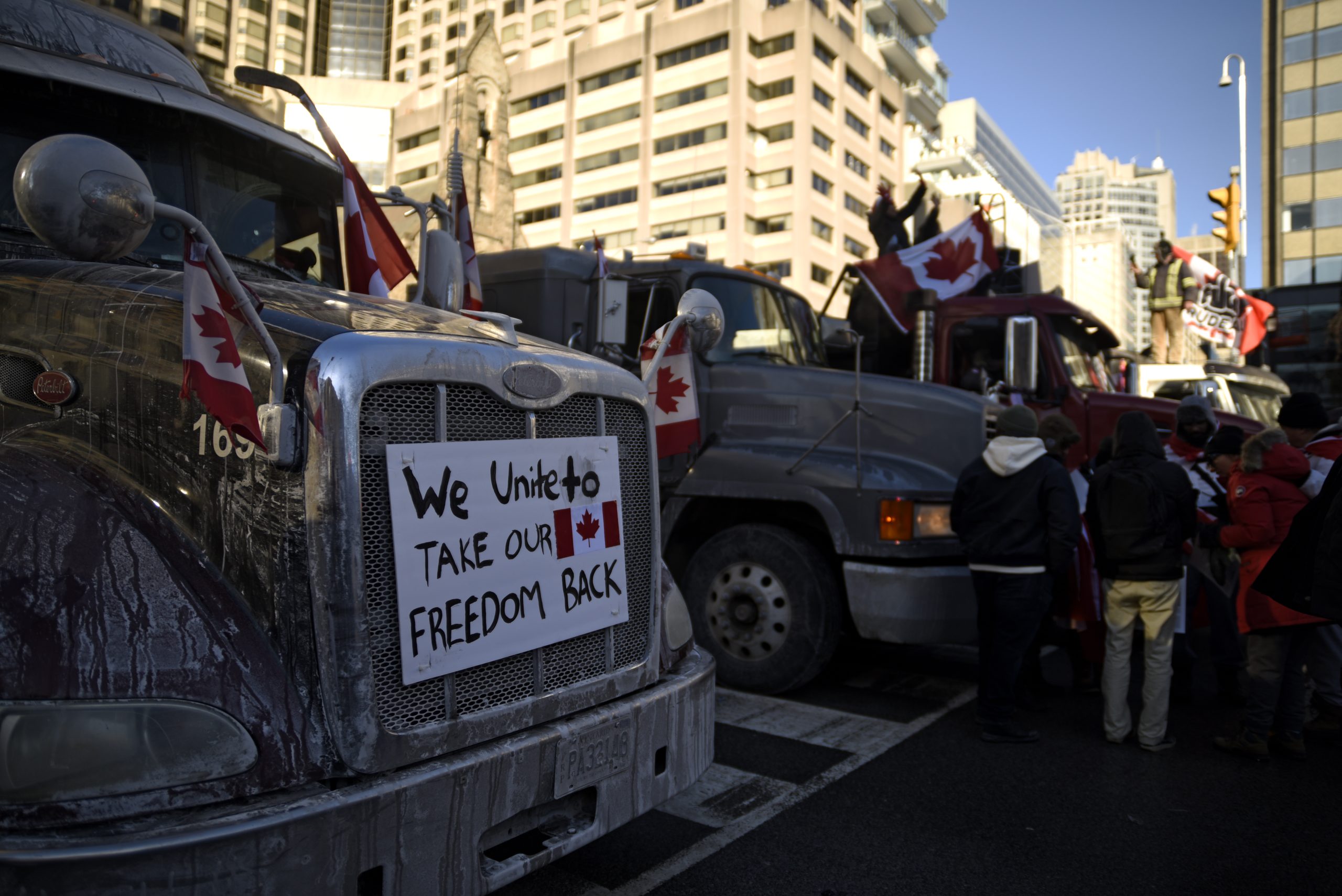 Las protestas de camioneros empiezan a dañar las economías de Canadá y EEUU