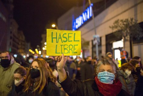 Unas 200 personas piden la libertad de Hasel tras un año en prisión