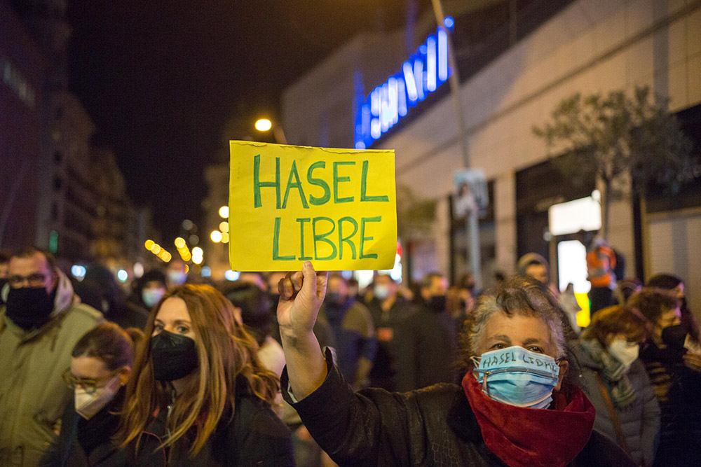 Unas 200 personas piden la libertad de Hasel tras un año en prisión