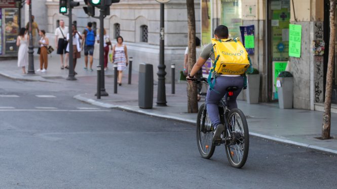 Uber Eats estalla y exige a Yolanda Díaz que obligue a Glovo a cumplir la ley 'rider'