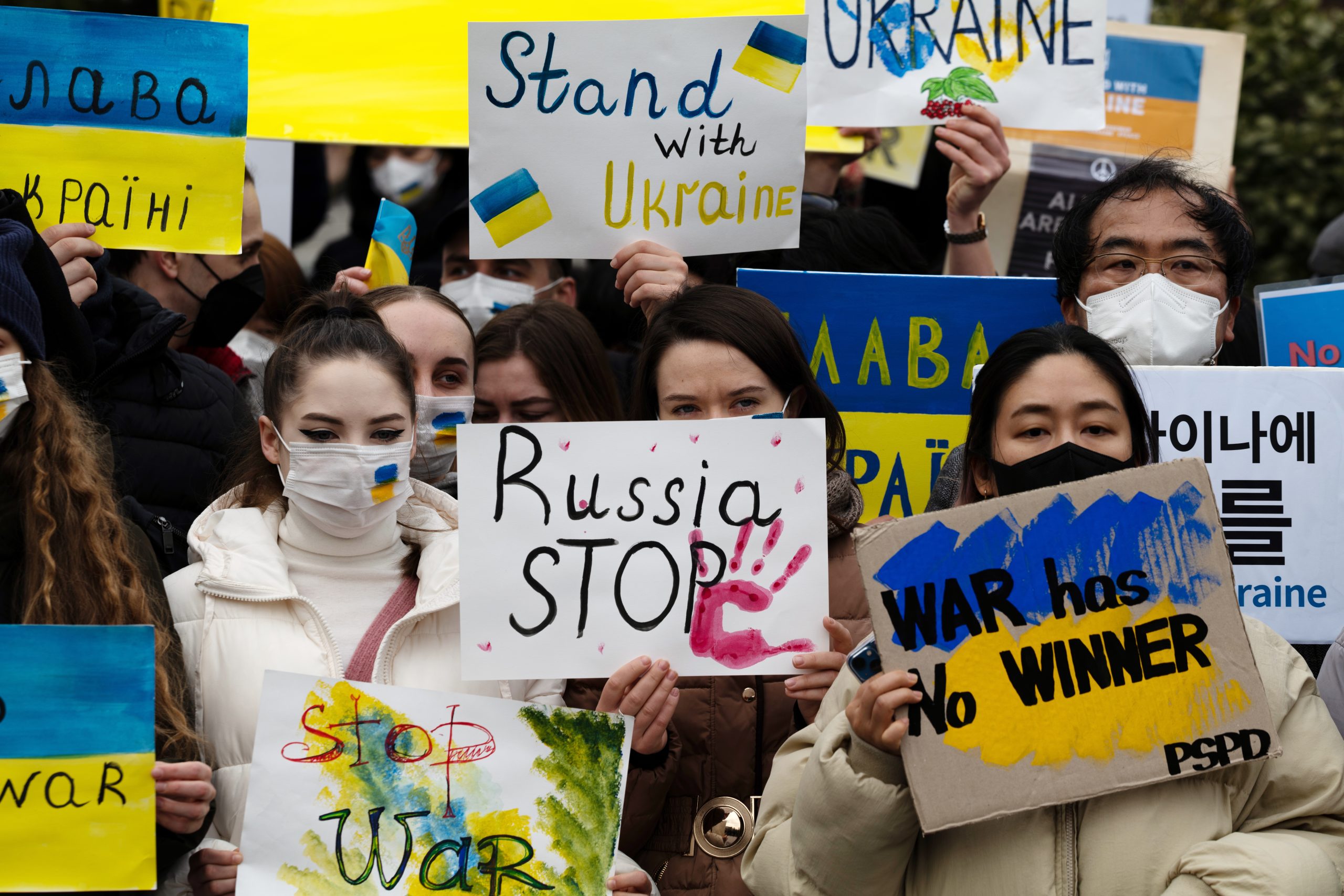 Surcoreanos y ucranianos exigen a Putin su salida del territorio de Ucrania