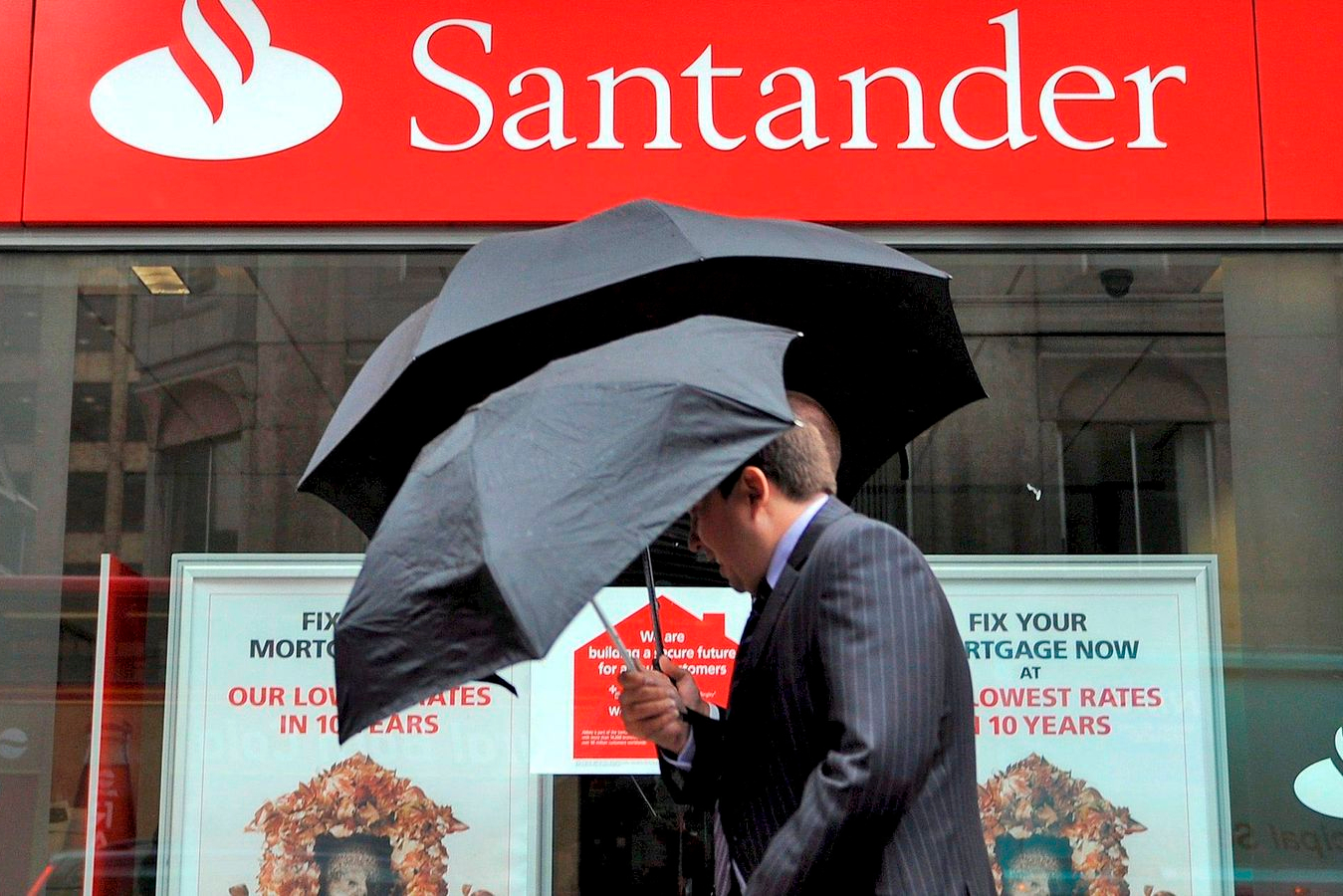 El Supremo da la razón al Banco Santander: avala el despido de un director que tenía datos y claves de clientes en su despacho sin llave