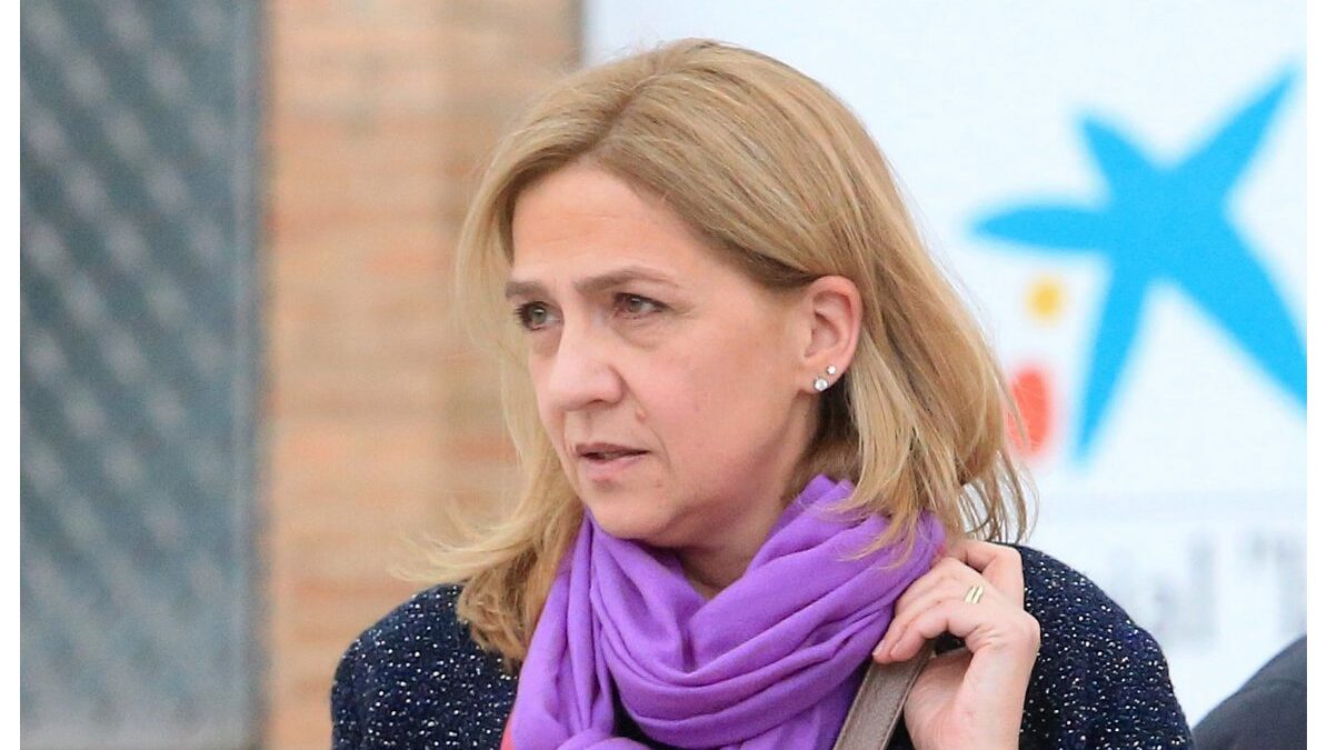 Así ha regresado la infanta Cristina de Abu Dabi: sola, triste y con su alianza de casada