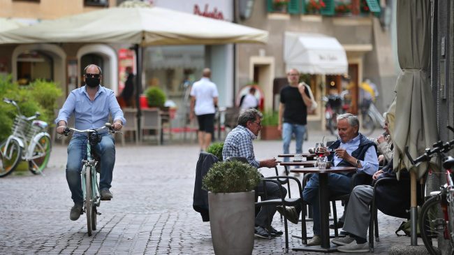 Italia elimina el uso obligatorio de mascarillas en exteriores a partir de este viernes