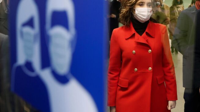 Ayuso aclara que Madrid se desmarca del uso obligatorio de la mascarilla en exteriores: "¿Con qué criterio?"