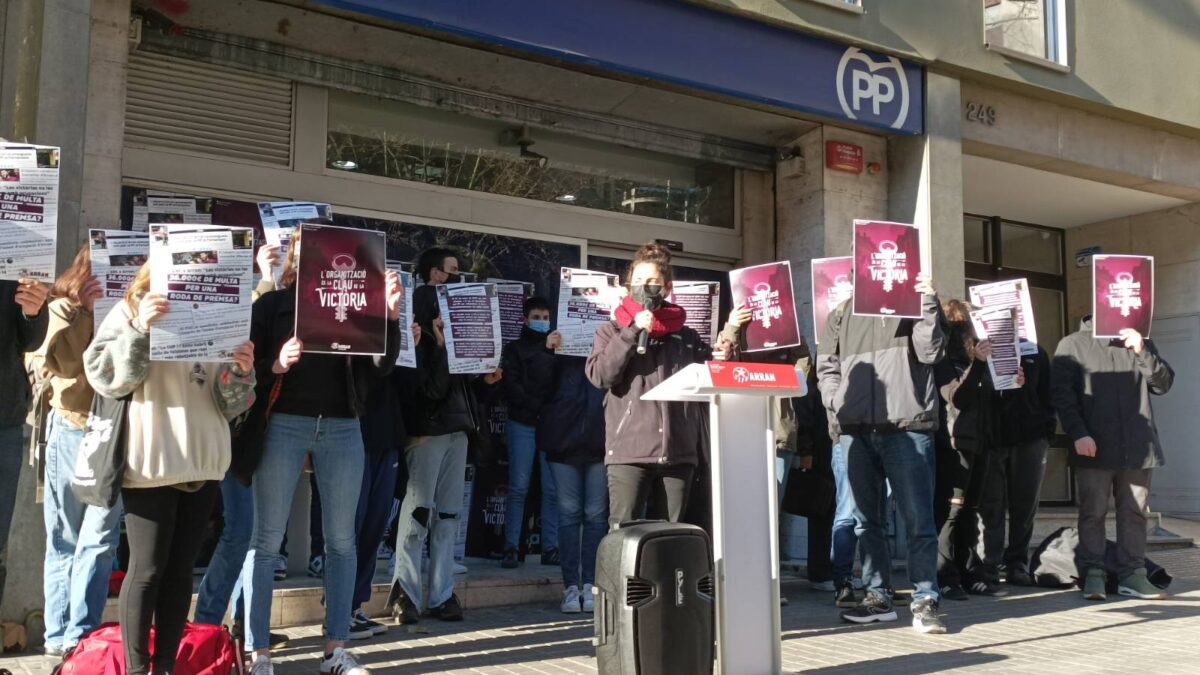 Las juventudes de la CUP acosan de nuevo la sede del PP en Barcelona