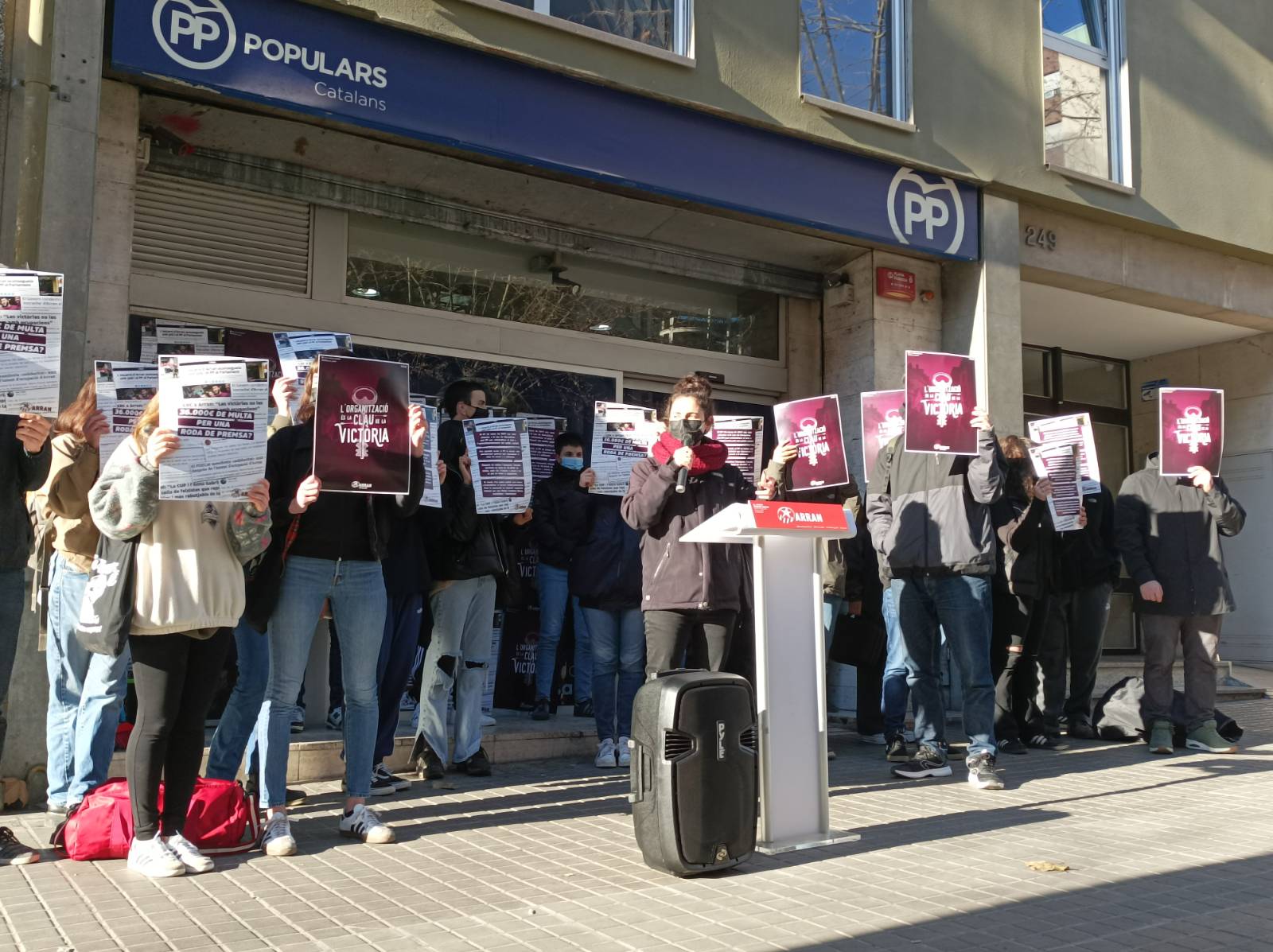 Las juventudes de la CUP acosan de nuevo la sede del PP en Barcelona