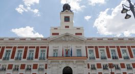 Los Bomberos intervienen en la Puerta del Sol por un incendio en la sede del Gobierno de Madrid