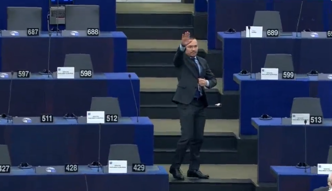 Un diputado búlgaro aliado de Vox hace el saludo fascista en el Parlamento Europeo