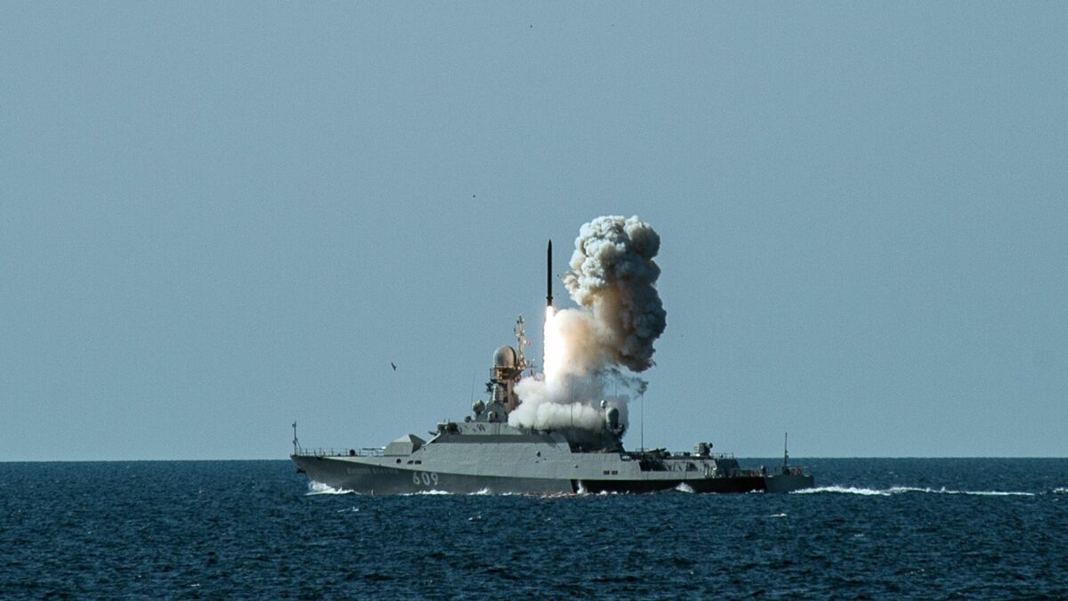 Rusia practica con más de 30 barcos la defensa de la costa de Crimea