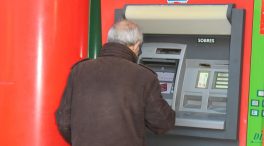 La OCU critica que el Banco de España permita el cobro de comisiones por retirada de efectivo