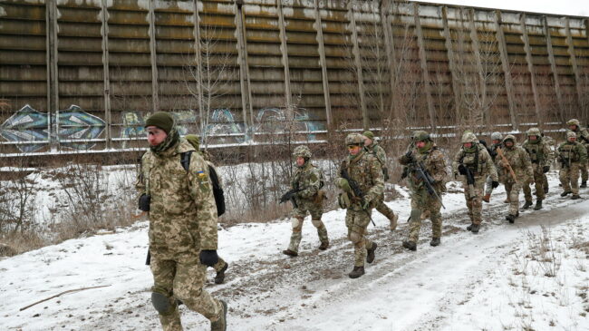 Ucrania niega la retirada militar rusa y cifra en casi 150.000 las tropas en su frontera