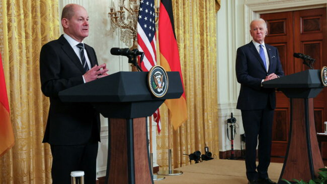 Biden y Scholz hablan de la necesidad de reforzar el flanco este de la OTAN si Rusia invade Ucrania