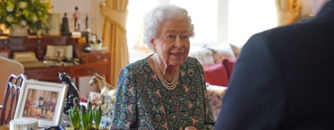 La reina Isabel II de Inglaterra, positivo por covid-19 con síntomas «leves»