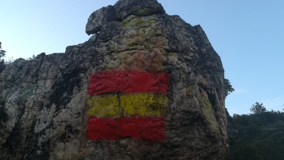 Aparece una pintada con la bandera de España encima de unas pinturas rupestres de hace seis mil años