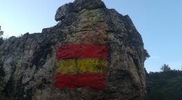 Aparece una pintada con la bandera de España encima de unas pinturas rupestres de hace seis mil años