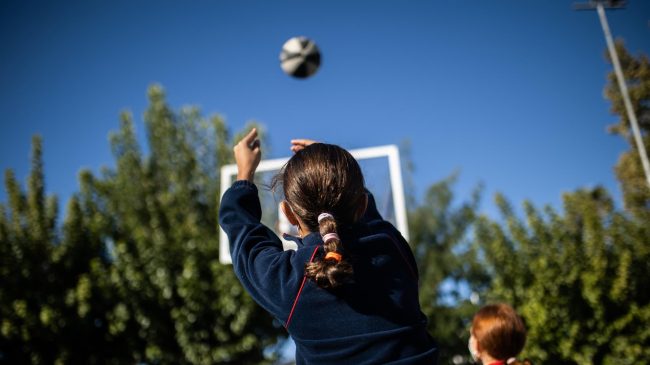 El Gobierno elimina el uso de mascarilla en exteriores, también en recreos y patios de colegios