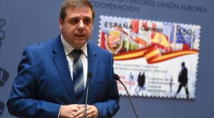 La CNMC enfurece a Moncloa con la megamulta que da la puntilla a Correos