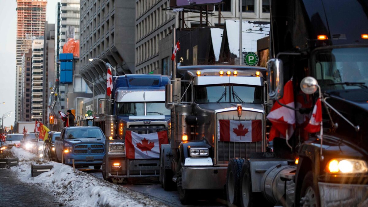 (VÍDEO) Las protestas continuas contra la vacunación obligatoria llevan a la capital de Canadá a declarar el estado de emergencia