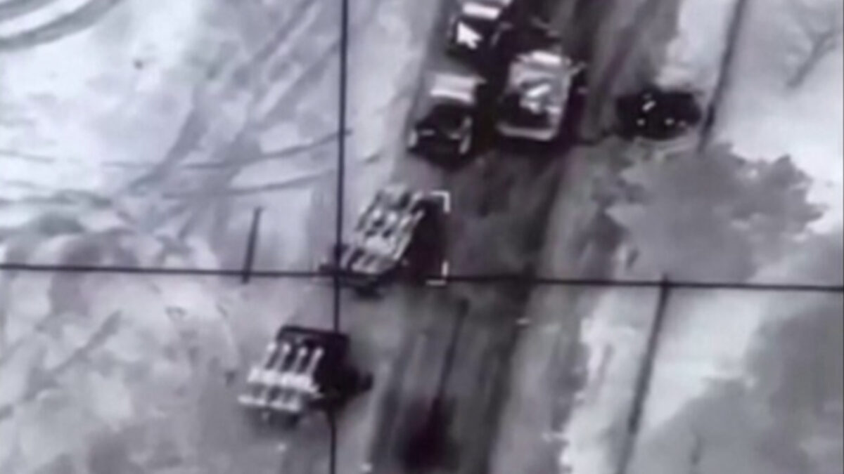 (VÍDEO) Un dron ucraniano destruye todo un convoy de vehículos rusos