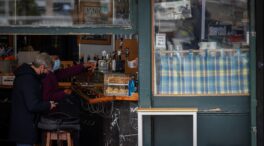 Las restricciones, en horas cada vez más bajas en España: el pasaporte covid aguanta a duras penas y la mascarilla es la gran superviviente