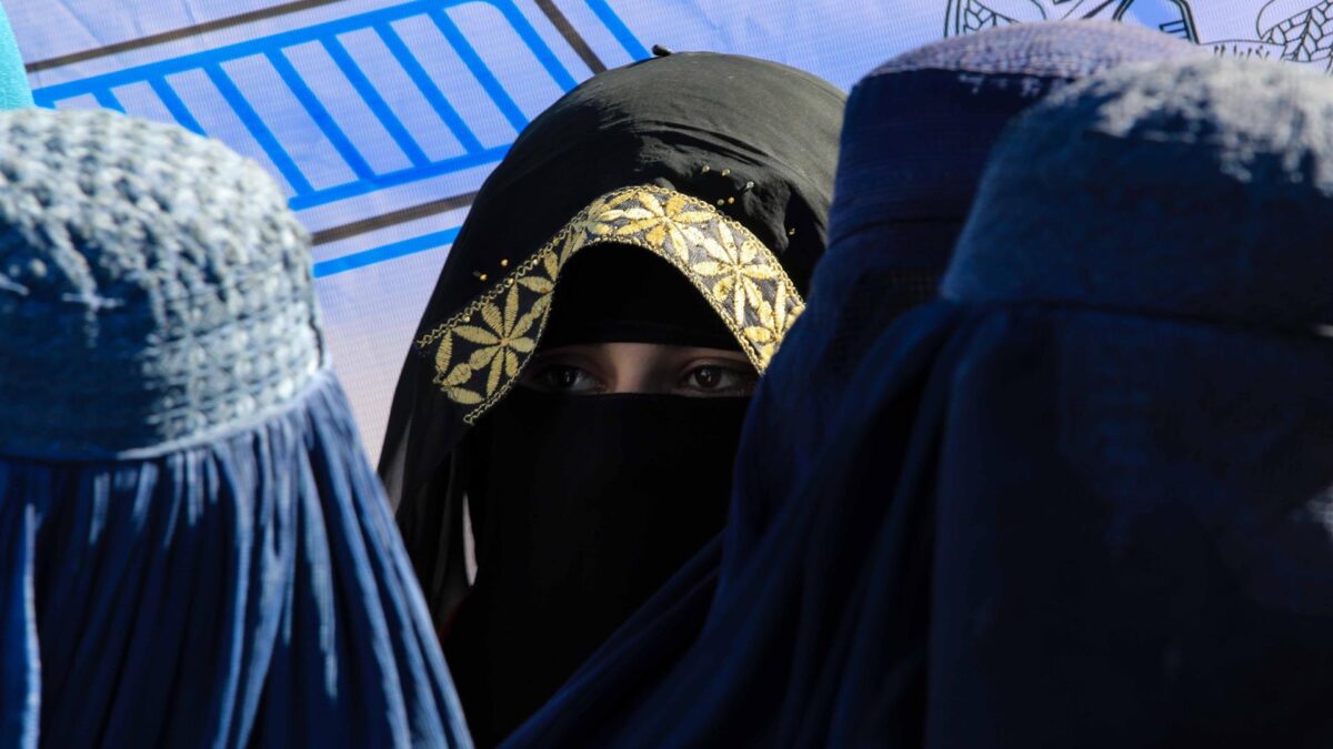 Los talibanes aceptan a las mujeres en la reapertura de las universidades, aunque con horarios distintos a los de los hombres