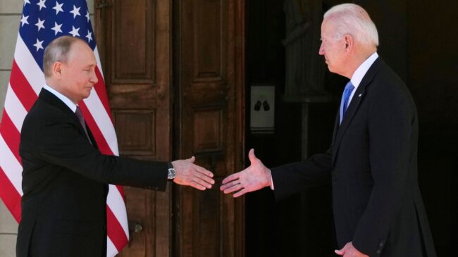 Biden avisa a Putin de que si invade Ucrania se enfrentará a "costes severos"