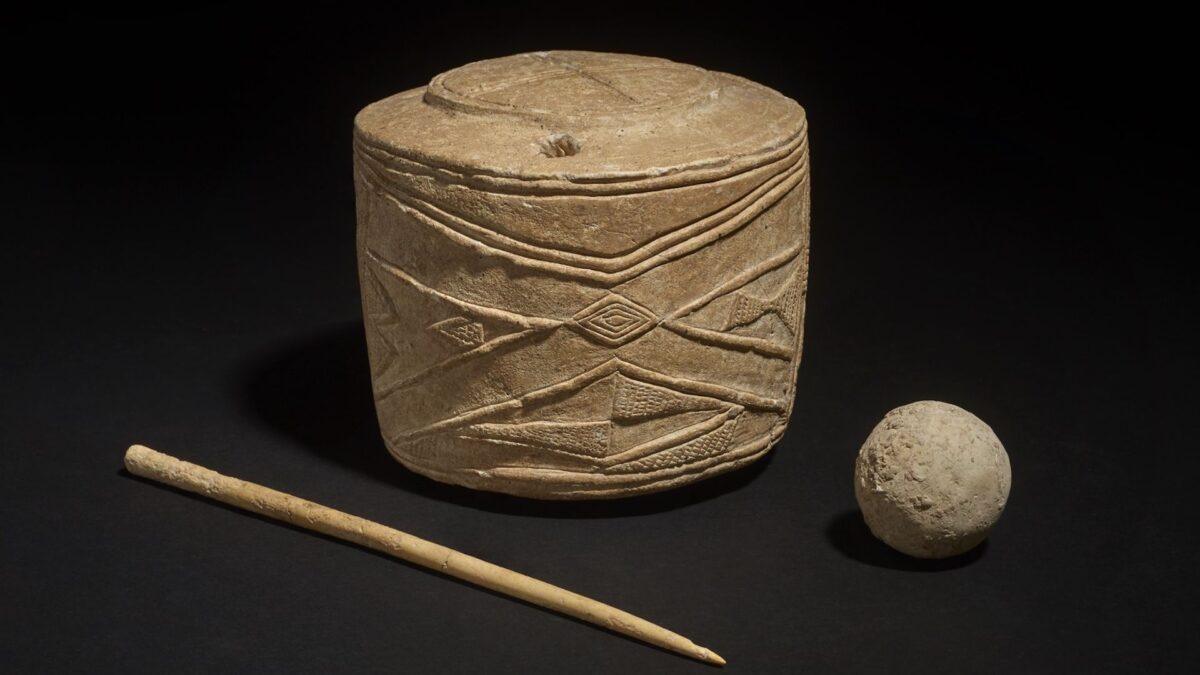 Exhiben la pieza de arte prehistórico británico “más importante” en un siglo