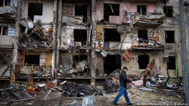 (VÍDEO) Disparos, tanques y hasta un avión derribado: el conflicto llega a Kiev, la capital de Ucrania