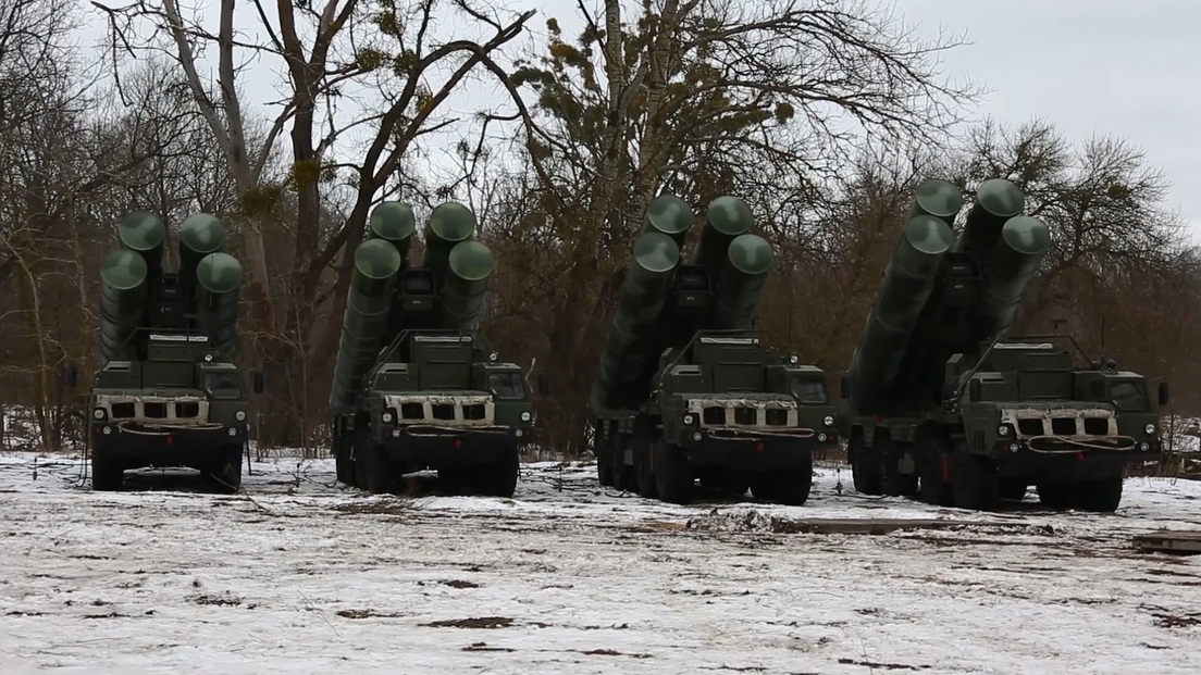 (VÍDEO) Ucrania recibe ayuda militar de EE.UU. mientras Rusia hace maniobras de defensa aérea con Bielorrusia