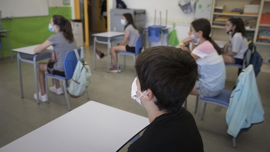 Cataluña anuncia que las aulas serán el primer lugar en eliminar la mascarilla en interiores