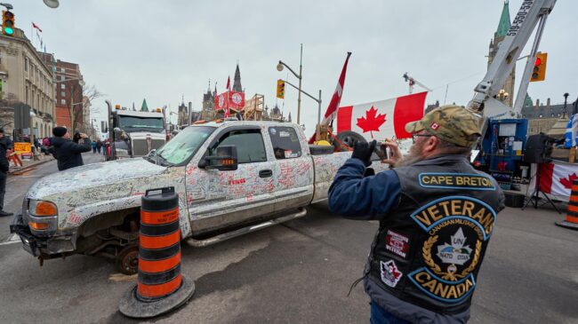 (VÍDEO) Los camioneros canadienses contrarios a las restricciones llevan a declarar el estado de emergencia en Ontario