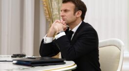 Macron asegura que Putin le garantizó que no habrá "escalada" en Ucrania y el Kremlin lo desmiente