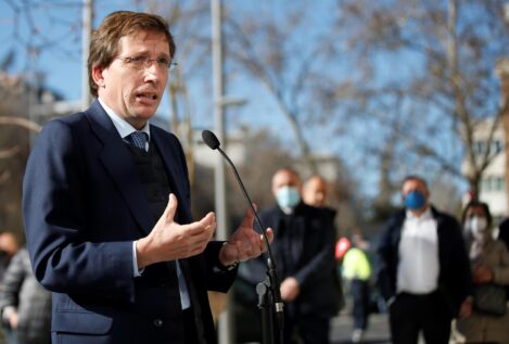 Alcaldes del PP denuncian en Bruselas el "maltrato" que sufren con los fondos europeos: "Benefician al PSOE"