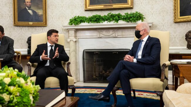 Biden y Zelenski mantienen una conversación de 40 minutos para hablar sobre ayuda militar y sanciones