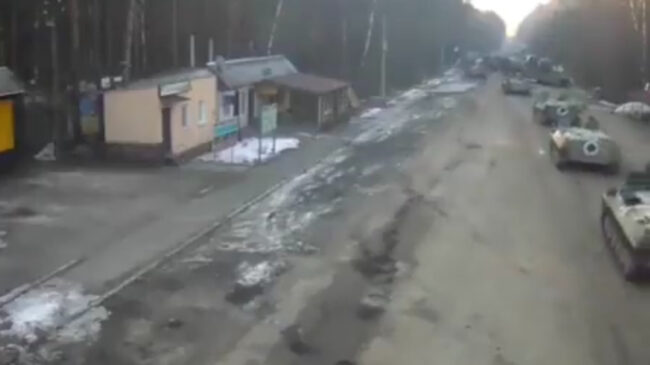 (VÍDEO) Así entraban los tanques rusos a Ucrania por la frontera bielorrusa