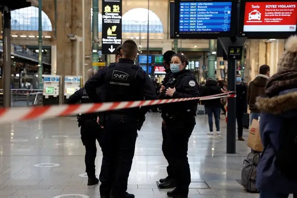 La policía mata a un hombre en París que les amenazaba con un cuchillo