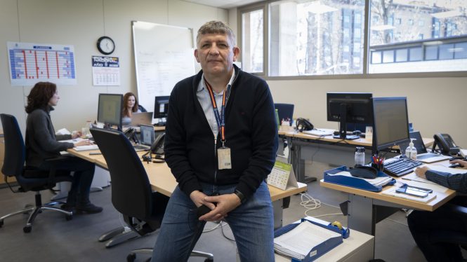 Un día en la 'brigada antisuicidios' de la Policía Nacional: así salva cientos de vidas por teléfono