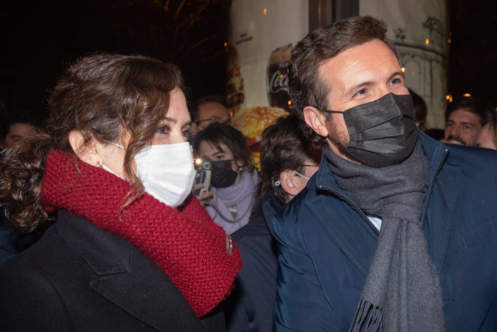Casado y Ayuso se reunieron el viernes, pero no alcanzaron un acuerdo para cerrar la crisis