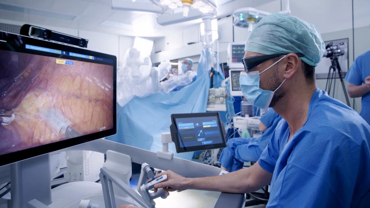 Primera cirugía en España y segunda en Europa con un nuevo robot quirúrgico de última generación