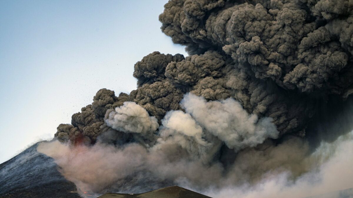 (VÍDEO) El volcán Etna sufre una nueva erupción que provoca el cierre del tráfico aéreo