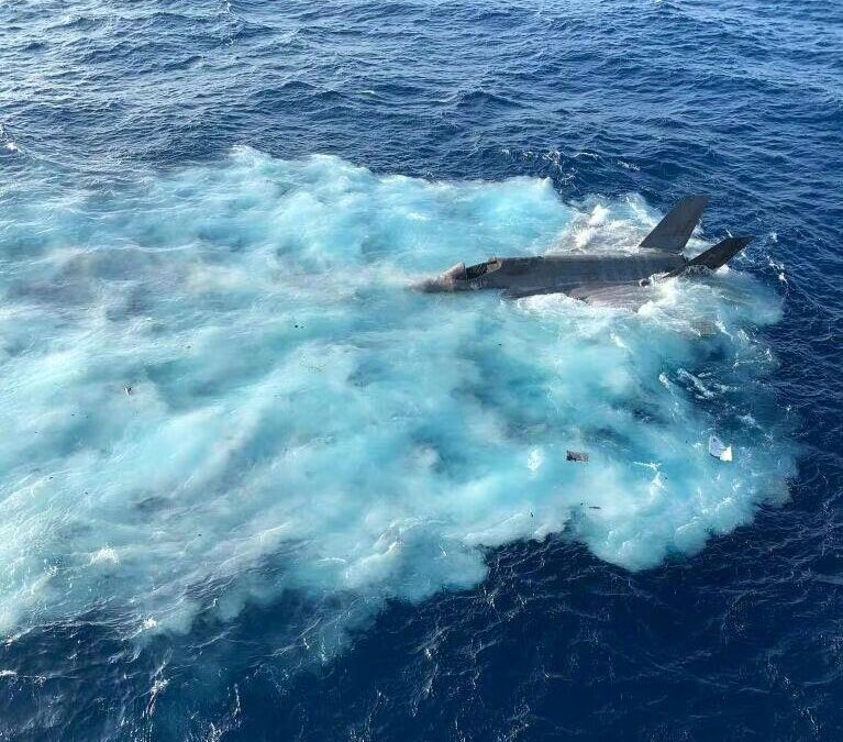 (VÍDEO) Se difunde el momento exacto del accidente de un caza de EE.UU. al aterrizar en un portaviones en el Mar de China Meridional