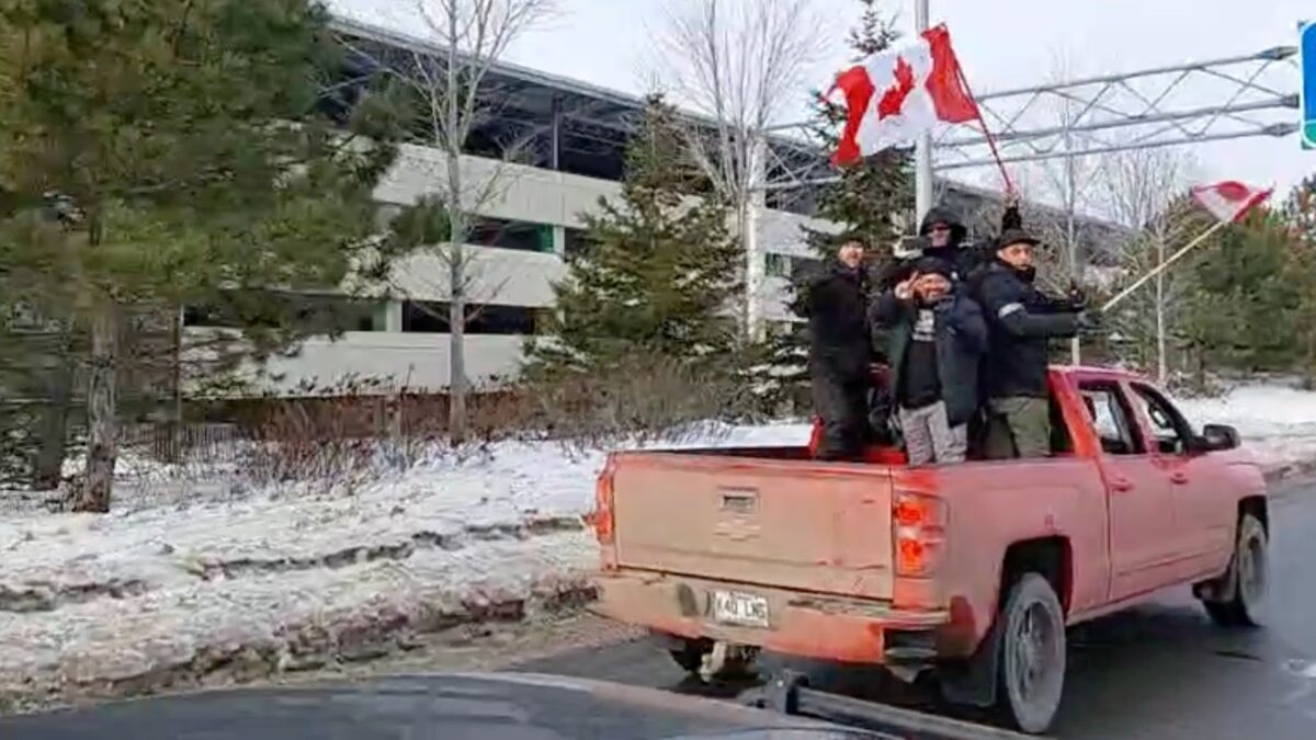 (VÍDEO) Los manifestantes de Canadá contra las restricciones bloquean el tráfico en el aeropuerto de Ottawa