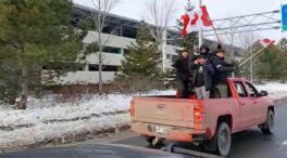 (VÍDEO) Los manifestantes de Canadá contra las restricciones bloquean el tráfico en el aeropuerto de Ottawa