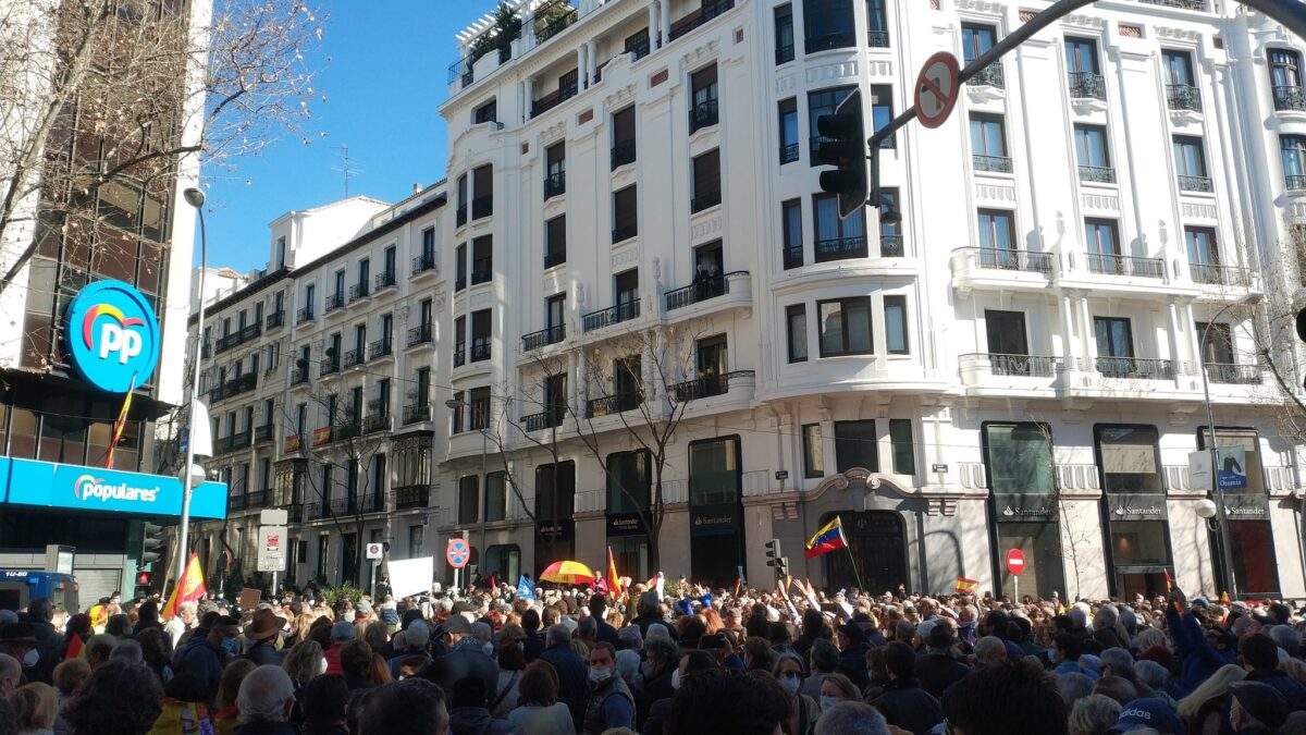 (VÍDEO) Génova se llena de miles de manifestantes a favor de Ayuso que exigen la dimisión de Casado y García Egea