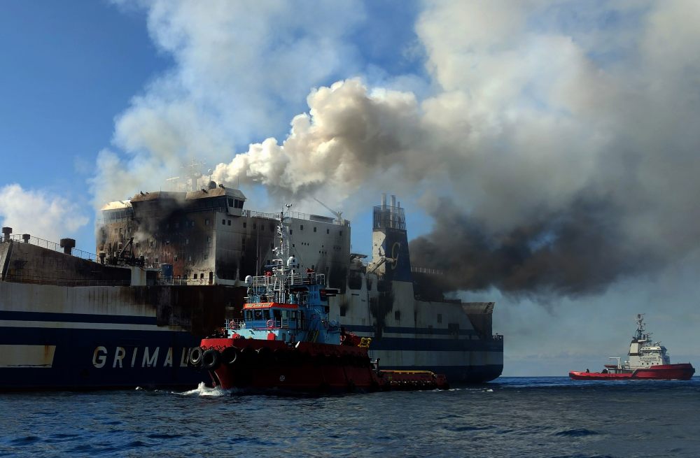 Rescatan vivo a uno de los 12 desaparecidos del ferry incendiado en Grecia