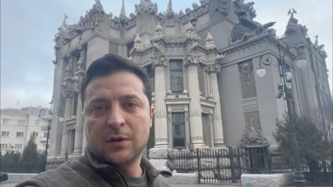 (VÍDEO) EE.UU. está preparado para evacuar a Zelenski, pero este se niega y publica un vídeo en Kiev: "Estoy aquí"