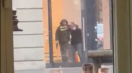 (VÍDEO) Un hombre armado retiene a un ciudadano a punto de pistola en una Apple Store en Ámsterdam