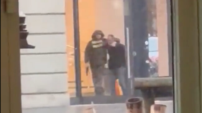(VÍDEO) Un hombre armado retiene a un ciudadano a punto de pistola en una Apple Store en Ámsterdam