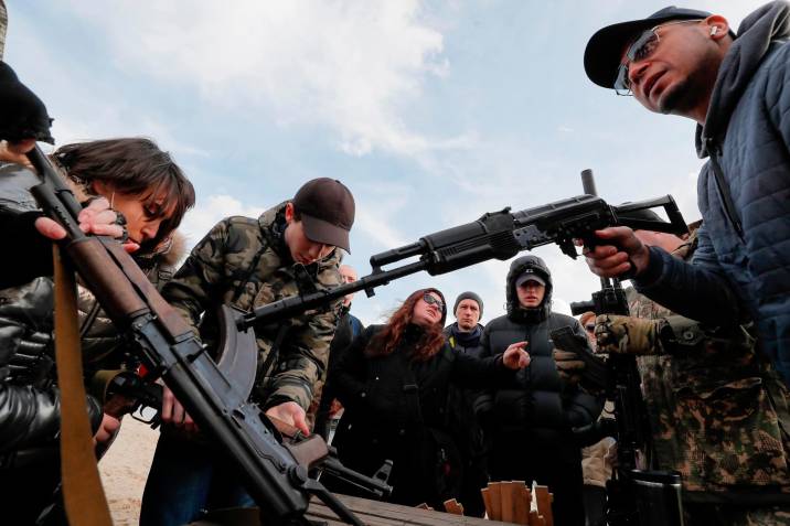 (VÍDEO) Los soldados ucranianos reparten armas a la población civil en Kiev para defenderse